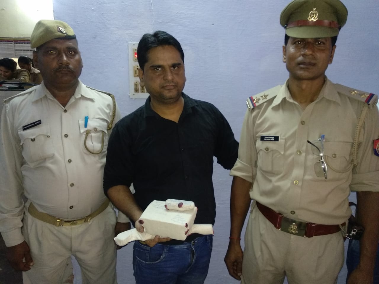 चमनगंज पुलिस को मिली सफलता एक किलो नाजायज़ चरस व एक तमंचे के साथ वकील उर्फ नय्यर को किया गिरफ्तार