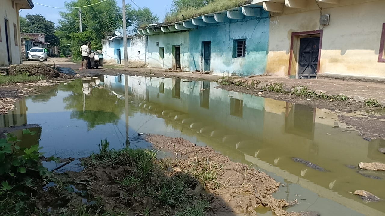 बेलदरा में गन्दगी के आलम सड़के भी जजर्र एवम नाली की समस्याओं को हल करने में विभाग नाकाम।