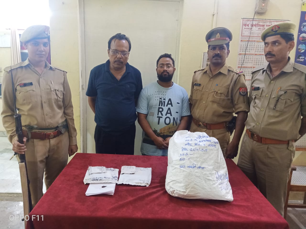 अलीगंज पुलिस की सतर्कता से पकड़े गए 2 शातिर धोखाधड़ी करने वाले जालसाज।