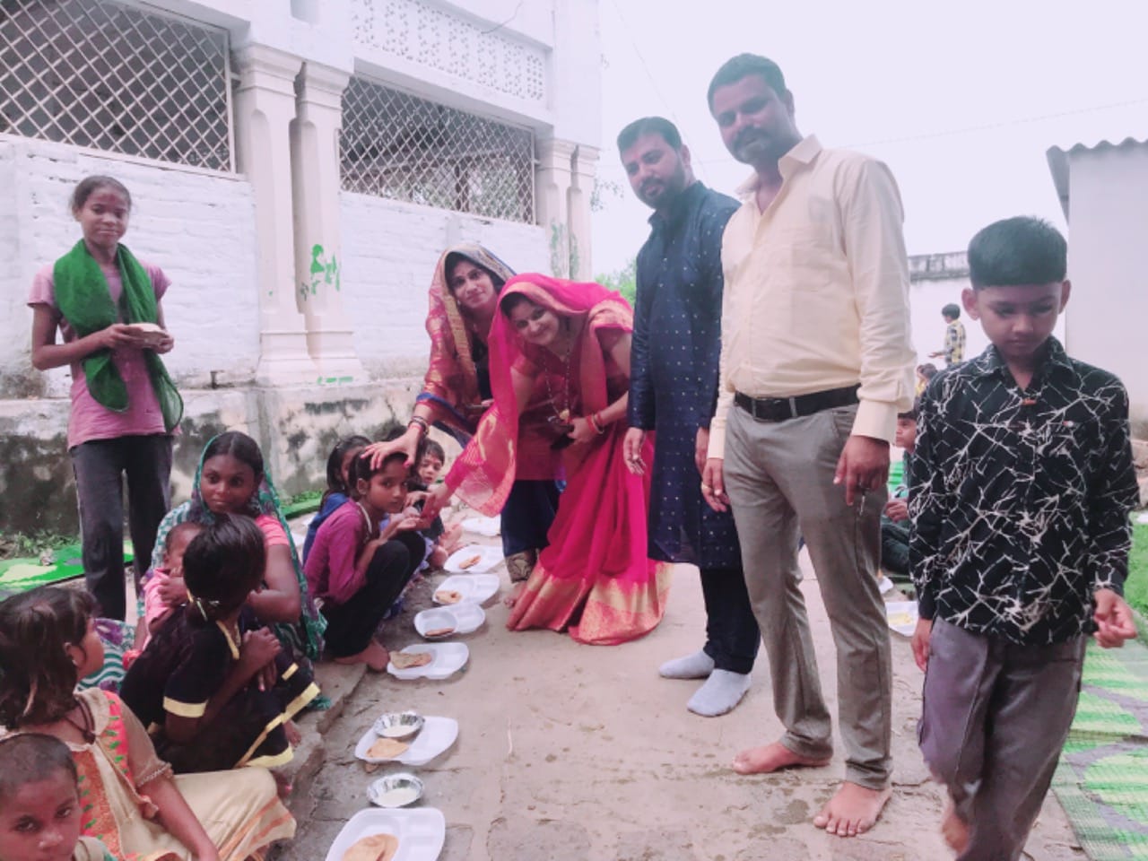 नव दुर्गा के आठवें दिन हुआ कन्या भोज व पत्रकारों का सम्मान 