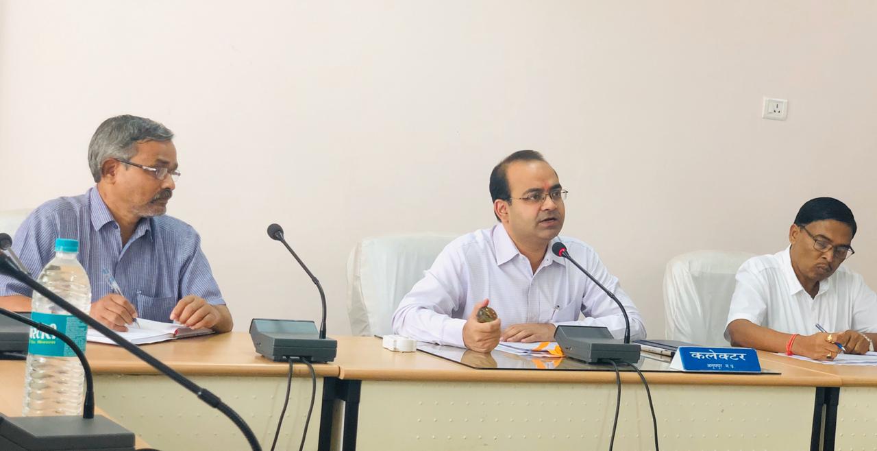 बंद पड़ी खदानो के पानी को उपचारित कर प्रयोग हेतु कार्ययोजना बनाने के कलेक्टर ने दिए निर्देश