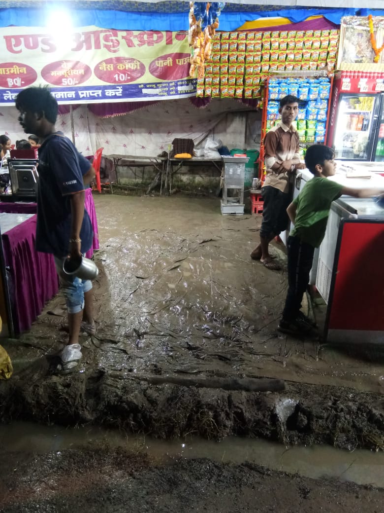 कैमोर ऐ सी सी रामलीला मेला मैदान बना कीचड़ का तलाब समिति प्रबंधन नही दे रहा ध्यान