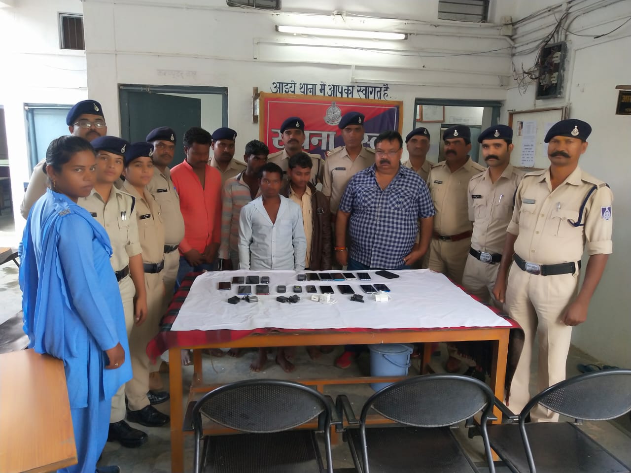 अनूपपुर पुलिस की बड़ी सफलता 24 घण्टे के अंदर चोरी के 19 मोबाईलों सहित 04 आरोपी गिरफ्तार