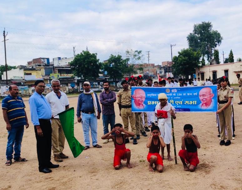 उत्कृष्ट विद्यालय के छात्रों ने प्रभात फेरी में दिया सकारात्मक रहने का संदेश