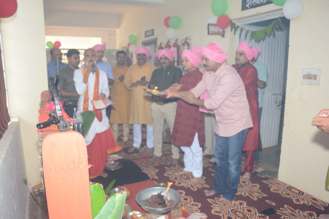 जिला कलेक्टर तथा एसपी ने किया शस्त्र पूजन