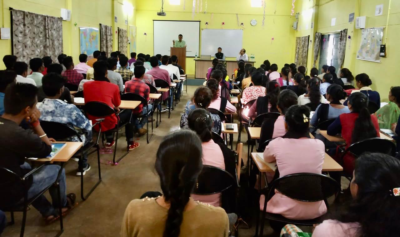 पुष्पराजगढ़ अध्ययन केंद्र में आईपीएस अधिकारी विवेक अग्रवाल ने छात्रों को दिया सफलता का मंत्र