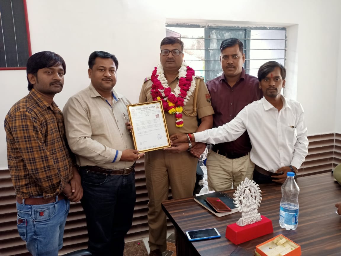 उत्तर प्रदेश व्यापार मंडल कानपुर पूर्वी के पदाधिकारियों ने थानाध्यक्ष बिठूर को किया सम्मानित