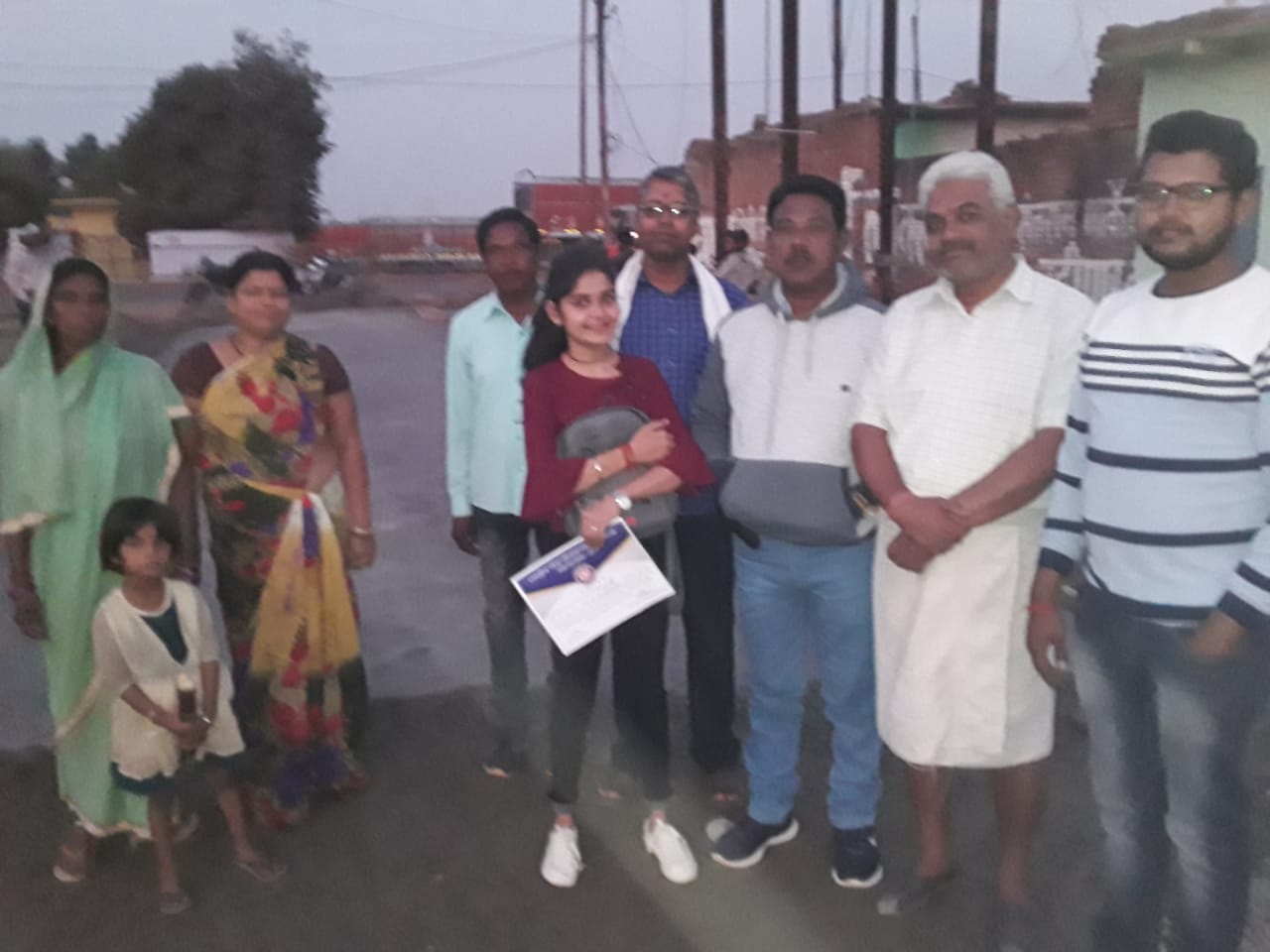 सड़क निर्माण पर नागरिकों ने पार्षद को दिया धन्यवाद