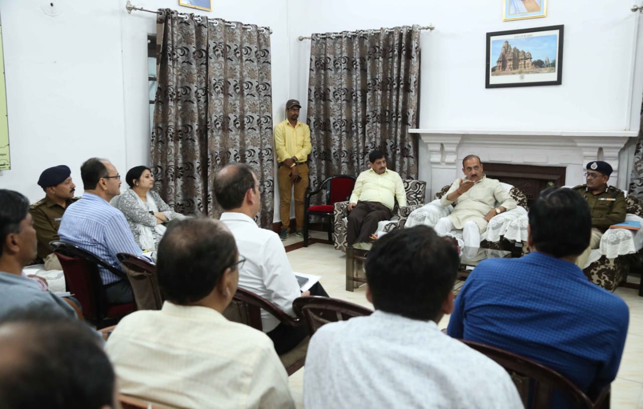 प्रभारी मंत्री ने विभागीय कार्यों की समीक्षा