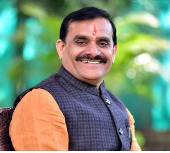 !!.खजुराहो सांसद बीडी शर्मा ने लोकसभा में रखी खजुराहो सिंगरौली रेल लाइन का कार्य कराने की मांग: बोले किसानों की अधिग्रहण जमीनों का मुआवजा मिले.!! पंकज पाराशर छतरपुर मध्य प्रदेश के दिग्गज नेता, भारतीय जनता पार्टी के प्रदेश महामंत्री एवं खजुराहो लोकसभा क्षेत्र के सांसद बीडी शर्मा क्षेत्र की समस्याओं को लेकर संवेदनशील है l इसी क्रम में सांसद बीडी शर्मा दोबारा खजुराहो सिंगरौली रेल लाइन परियोजना कार्य को लेकर इसके शीघ्र पूर्ण कराए जाने संबंधी मांग लोकसभा में रखी उनके द्वारा कहा गया कि इस प्रोजेक्ट का कार्य अत्यंत ही धीमी गति चल रहा है, साथ रेल ट्रक द्वारा अधिग्रहित की गई जमीनों का मुआवजा भी किसानों को अभी तक नहीं दिया गया है l उन्होंने कहा कि पन्ना से खजुराहो तक कार्य अभी भी प्रारंभ नहीं हुआ और सतना से पन्ना का कार्य धीमी गति से चल रहा है l मध्य प्रदेश में भारतीय जनता पार्टी के प्रदेश महामंत्री एवं खजुराहो लोकसभा क्षेत्र के सांसद बीडी शर्मा ने लोकसभा सदन का ध्यान इस ओर आकर्षित करते हुए कहा कि इस परियोजना द्वारा अधिकृत की गई किसानों की जमीनों को उनका मुआवजा प्रदान किए जाने में बहुत ही अनियमितताएं एवं विसंगतियां हैं जिन्हें शीघ्र ही दूर कर नियमानुसार किसानों को उचित मुआवजा राशि प्रदान की जाए l