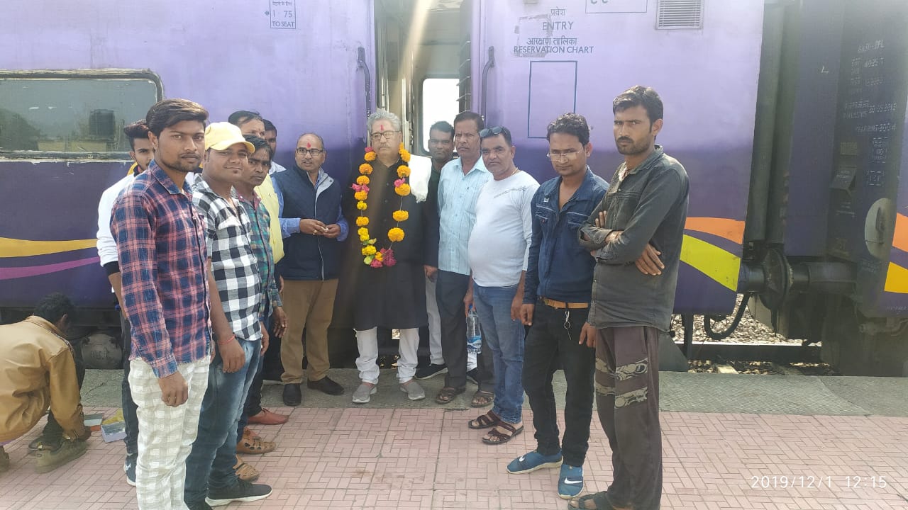 श्रमजीवी पत्रकार संघ के प्रांतीय अध्यक्ष शलभ भदौरिया का  खरगापुर स्टेशन आगमन पर भव्य स्वागत  खरगापुर  मध्यप्रदेश श्रमजीवी पत्रकार संघ की इकाई खरगापुर के द्वारा छतरपुर में हो रहे तीन दिवसीय सदस्यता कार्यक्रम के दौरान प्रांत अध्यक्ष शलभ भदौरिया का महामना एक्सप्रेस ट्रेन से खरगापुर स्टेशन पर गर्मजोशी से स्वागत किया गया। स्वागत के दौरान नगर अध्यक्ष के साथ जिला कमेटी के सदस्य शामिल रहे।  रिपोर्ट: टीकमगढ़ जिला ब्यूरो  शिवराज सिंह एवं वरिष्ठ पत्रकार डी अग्रवाल