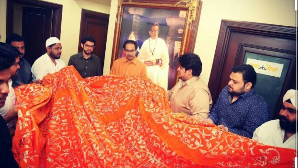 महाराष्ट्र मुख्यमंत्री  उद्धव ठाकरे ने  अजमेर शरीफ में चादर पेश की   महाराष्ट्र के मुख्यमंत्री उद्धव ठाकरे ने अजमेर शरीफ गरीब नवाज सरकार में चादर पेश की और देश के अमन और शान्ति  के लिए दुआ की।