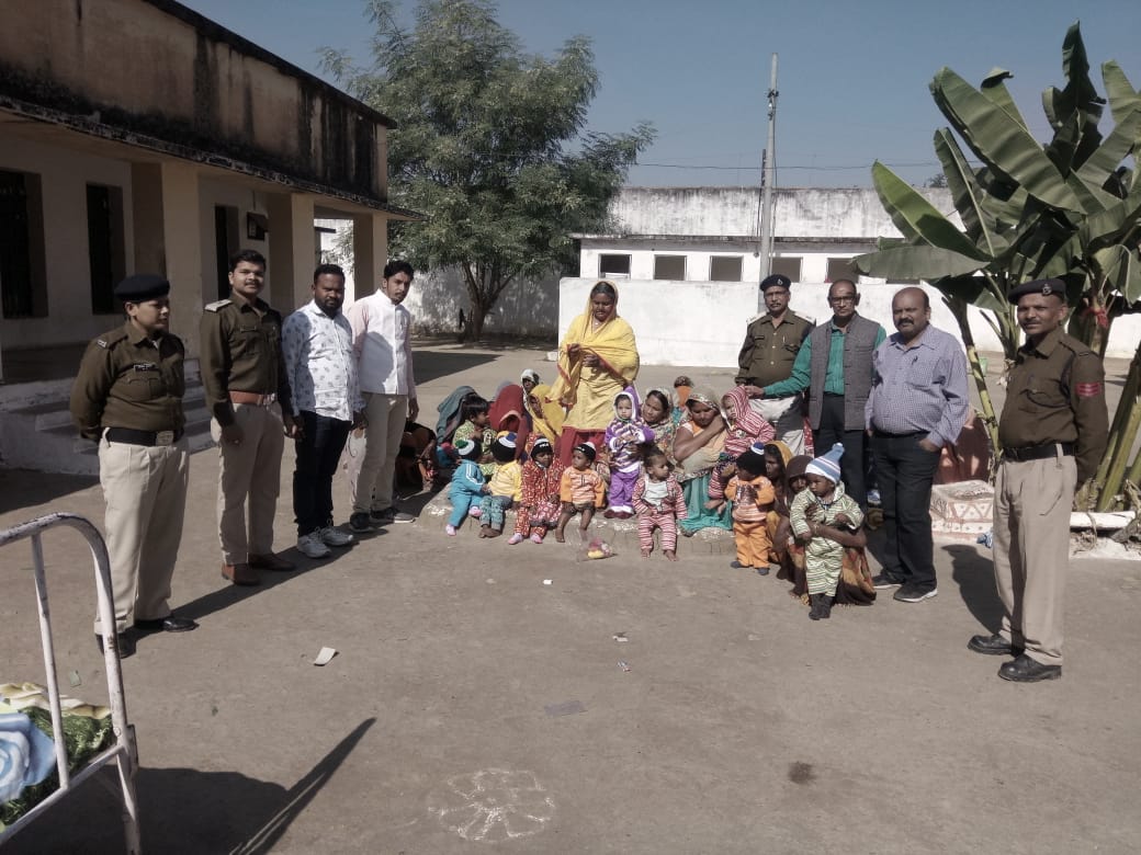 जेल मे महिलाओं और बच्चों को कपड़े वितरित 