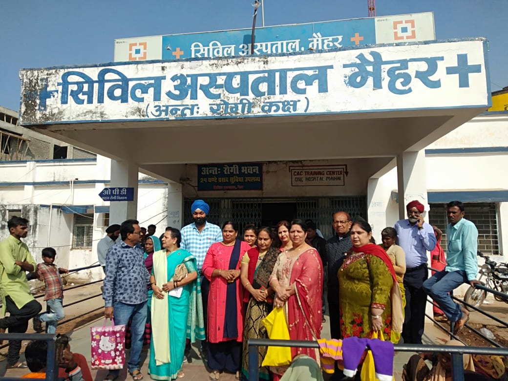 लायंस एवं लायनेस क्लब के द्वारा सिविल अस्पताल में मरीजो को फल वितरित