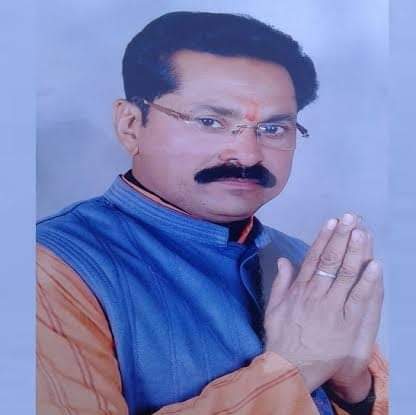 !!.पवई विधायक प्रहलाद लोधी को विवादित ड्रामा से मिली मुक्ति: विधानसभा सदस्यता हुई बहाल.!! पंकज पाराशर छतरपुर बुंदेलखंड में जीत और हार जंग से बेचैन पन्ना जिले की पवई विधानसभा क्षेत्र से विधायक प्रहलाद लोधी को सुप्रीम कोर्ट की गाइडलाइन से राहत मिली है, मध्य प्रदेश विधानसभा का शीतकालीन सत्र 17 दिसम्बर से शुरू होना है। वहीं सबकी नजर पवई विधायक प्रहलाद लोधी को लेकर विधानसभा के फैसले पर टिकी थी। सुप्रीम कोर्ट के फैसले के बाद लोधी की सदस्यता बहाल कर दी गई है। यह जानकारी विधानसभा सचिवालय द्वारा दी गई है। चुनाव आयोग को भी इस संबंध में पूर्व में पवई विधानसभा रिक्त होने की जानकारी के संबंध में लिखा गया पत्र निरस्त कर दिया गया है l गौरतलब है कि, सुप्रीम कोर्ट ने पिछले हफ्ते मप्र हाईकोर्ट द्वारा निचली अदालत के फैसले पर रोक लगाने के लिए लगाई गई याचिका को खारिज कर दिया है। इसके बाद लोधी की सदस्यता बहाल होने की संभावना बढ़ गई थी। हाईकोर्ट ने प्रहलाद लोधी की सजा को माफ नहीं किया है, बल्कि निचली अदालत के फैसले पर रोक लगाई है। उल्लेखनीय है कि पवई विधायक प्रहलाद लोधी के खिलाफ लंबित केस की सुनवाई में पिछले महीने भोपाल की स्पेशल कोर्ट ने दो साल की सजा सुनाई थी, जिसके बाद विधानसभा अध्यक्ष ने उनकी सदस्यता रद्द कर दी थी। भोपाल कोर्ट की सजा के खिलाफ लोधी ने हाई कोर्ट में अपील की थी जहां से उन्हें राहत मिली और सजा पर जनवरी 2020 तक रोक लगा दी गई। इस बीच सरकार की और से सुप्रीम कोर्ट में दायर याचिका भी खारिज हो गई।