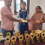 राज्य स्तर पर 8वां स्थान हासिल करने वाली छात्रा ओमिका शुक्ला का भव्य सम्मान, ₹21,000 का पुरस्कार प्रदान