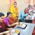 प्रभारी मंत्री श्रीमती कृष्णा गौर ने दीनदयाल रसोई का किया निरीक्षण, आमजन के साथ किया भोजन