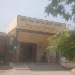 कैमोर शासकीय अस्पताल की बदहाली: मधुमक्खी काटने पर तड़पता रहा मरीज, अस्पताल में डॉक्टर की जगह मिला सफाईकर्मी
