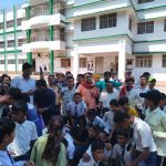 केंट बोर्ड कटंगा के फैसले पर बवाल, हिंदी माध्यम बंद करने के विरोध में अभिभावकों का प्रदर्शन