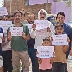 प्रशासनिक उदासीनता के खिलाफ अनोखा प्रदर्शन: कैमोर-कटनी देवरीमझगवां मार्ग पर गड्ढों में रोपे बेशर्म के पौधे