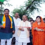 कलेक्टर सतना डॉ. सतीश कुमार एस ने गुरुवार को बेलहटा क्षेत्र में निर्माणाधीन आवासीय कन्या परिसर हेतु चिन्हित स्थल का निरीक्षण किया। निरीक्षण के दौरान उन्होंने संबंधित अधिकारियों से परियोजना की प्रगति, स्थल की उपयुक्तता तथा आवश्यक व्यवस्थाओं के संबंध में विस्तृत जानकारी प्राप्त की। कलेक्टर डॉ. सतीश कुमार एस ने निर्देश दिए कि निर्माण कार्य गुणवत्ता के साथ समय-सीमा में पूर्ण किया जाए, ताकि छात्राओं को सुरक्षित एवं सुविधाजनक आवासीय व्यवस्था उपलब्ध कराई जा सके। उन्होंने स्थल पर मूलभूत सुविधाओं जैसे पेयजल, विद्युत, सड़क संपर्क एवं सुरक्षा व्यवस्थाओं को सुनिश्चित करने के भी निर्देश दिए। निरीक्षण के दौरान कलेक्टर ने स्थानीय ग्रामीणों से सीधे संवाद किया और उनकी समस्याएं सुनीं। ग्रामीणों द्वारा बताई गई समस्याओं का उन्होंने मौके पर ही निराकरण करते हुए संबंधित अधिकारियों को आवश्यक कार्यवाही के निर्देश दिए। इस अवसर पर अपर कलेक्टर विकास सिंह, एसडीएम राहुल सिलाडिया सहित संबंधित विभागों के अधिकारी एवं कर्मचारी उपस्थित रहे।