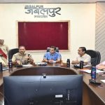 कलेक्टर की अध्यक्षता में सड़क सुरक्षा समिति की बैठक संपन्न: ब्लैक स्पॉट सुधारने और स्कूल वाहनों की सुरक्षा पर दिया गया जोर