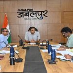 कलेक्टर श्री सिंह की अध्यक्षता में प्रधानमंत्री फसल बीमा योजना की प्रगति की समीक्षा बैठक संपन्न