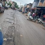 मुख्य मार्ग पर गहरे गड्ढों से बढ़ा हादसों का खतरा, राहगीरों की जान जोखिम में