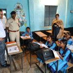 “सर… खरपतवार का मतलब होता है…” — मानवी के आत्मविश्वास भरे जवाब ने कलेक्टर का दिल जीत लिया