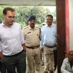 अनाज गोदाम पहुंचे कलेक्टर आशीष तिवारी, किसानों से लिया योजनाओं का फीडबैक