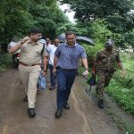 जब कलेक्टर ने ग्रामीणों से कहा—‘चलिए,चलकर देखते हैं…’ ग्रामीणों की सड़क की मांग सुन कलेक्टर ने पहले एक किलोमीटर पैदल चलकर लिया जायजा