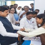 मुख्यमंत्री डॉ. यादव लांजी के विद्यालय में मिले विद्यार्थियों से, निभाई शिक्षक की भूमिका छात्राओं ने कहा “राखी के उपहार में हमें चाहिये, हमारा स्कूल बने सांदीपनि विद्यालय”