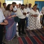 आंगनवाड़ी केंद्र लोही में बच्चों का आत्मविश्वास देख खुश हुए संभागायुक्त श्री सिंह और कलेक्टर श्रीमती मुखर्जी